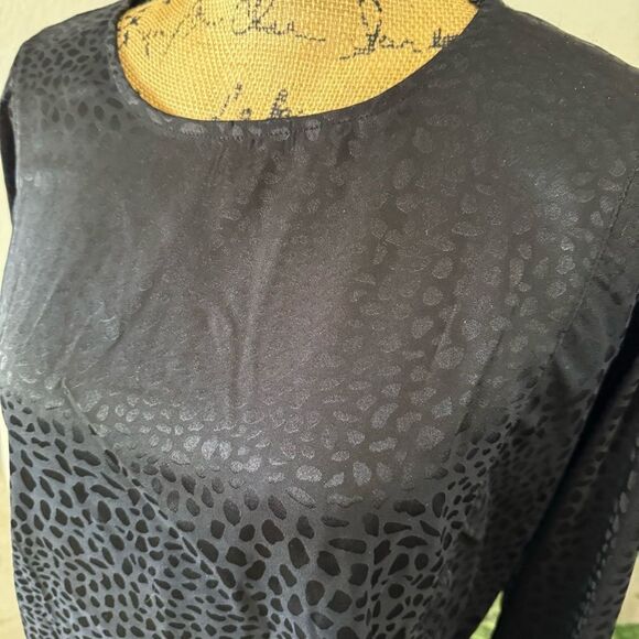 NWT Chenault Pebble Satin Like Jacquard Blouse in Black - Picture 4 of 12